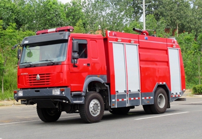 國五重汽四驅(qū)6噸水罐消防車