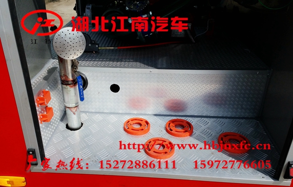 牡丹江多利卡4噸水罐消防車 加噴灑裝置.jpg